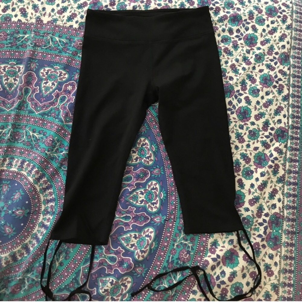 Black Capri Leggings w/criss-cross ties